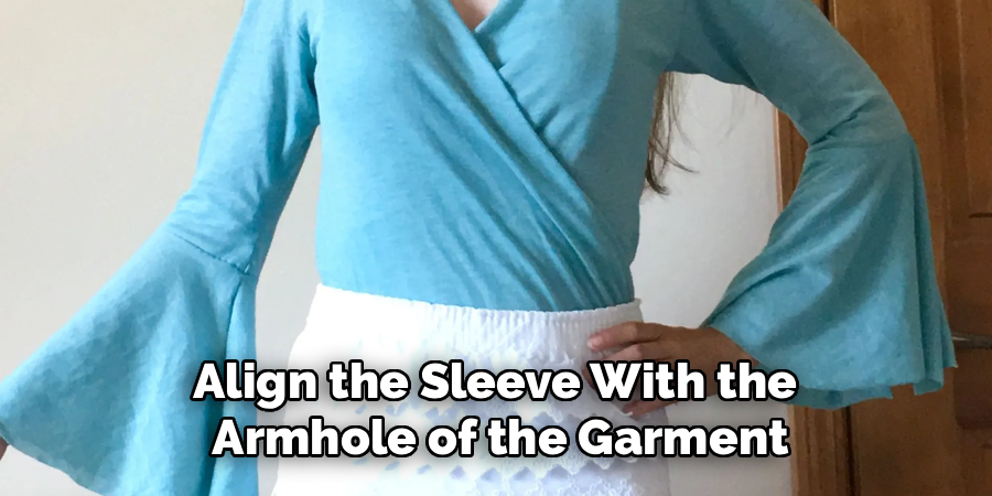 Align the Sleeve With the
Armhole of the Garment