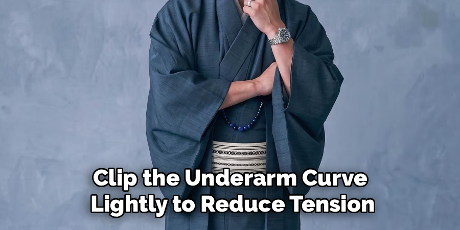 Clip the Underarm Curve 
Lightly to Reduce Tension